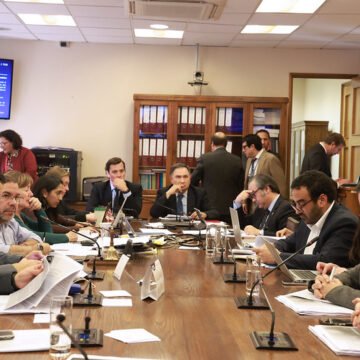 Pymes y economistas participan en discusión sobre ingreso mínimo