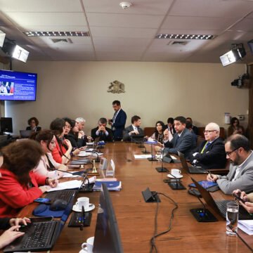 Educación discute nuevas exigencias de ingreso a pedagogía