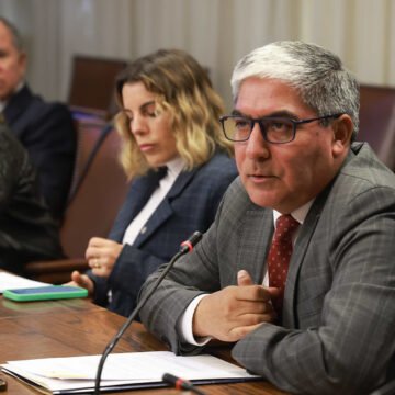 Analizan instalación de detectores de metales en establecimientos educacionales