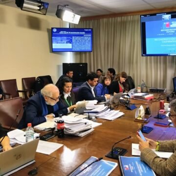 Ministros de Vivienda y Salud informan acciones a comisión investigadora de la reconstrucción
