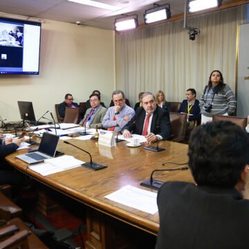 Comisión respalda mayor fiscalización a transporte ilegal de turistas y pasajeros