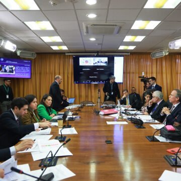 Aprueban que parlamentarios que renuncien en el periodo a su partido cesen en sus cargos