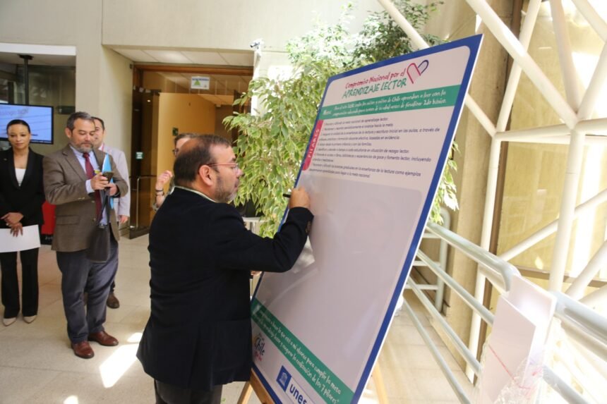 Parlamentarios firman “Compromiso por el aprendizaje lector”