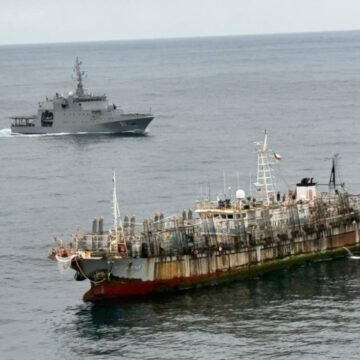 Armada y Sernapesca informan control de naves extranjeras en ZEE