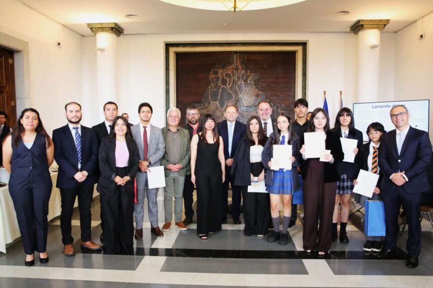 Ganadores de concursos de Ensayos y Memoristas 2025 participan en ceremonia de premiación