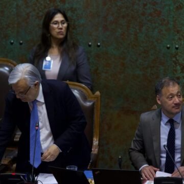 Presentan Acusación Constitucional contra ministro de la Suprema, Diego Simpertigue