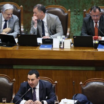 Cámara declara ha lugar acusación constitucional contra ministro Diego Simpertigue