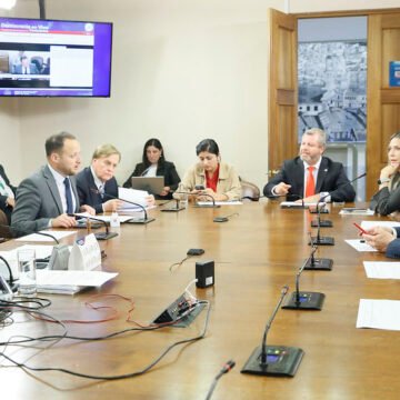 Inician votación de proyecto que protege a personas mayores en el transporte público