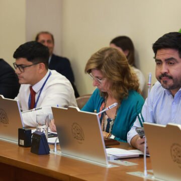 Medio Ambiente debatió fin de jaulas para aves en la producción de huevos