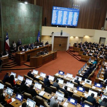 Nueva ley aprobada por la Cámara prohíbe uso de celulares en establecimientos educacionales