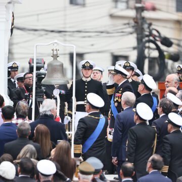 Campana-esmeralda.jpg Congreso Nacional rinde honores a héroes de gesta naval del 21 de mayo