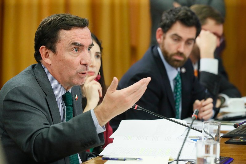 Constitucion-Ministro-de-Justicia-.jpg FFAA: A Sala proyecto que los faculta para control de identidad en estados de excepción